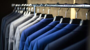 Een kledingrek met allemaal pakken