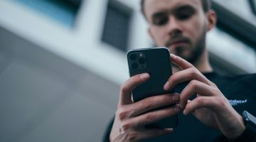 Een man die op zijn telefoon op een datingapp zit