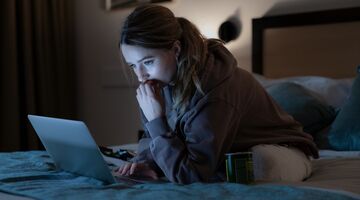 apple cider vinegar netflix review beoordeling verhaallijn trailer serie