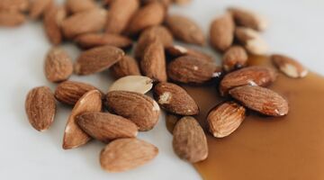 Keuringsdienst van waarde gebrande noten worden gefrituurd