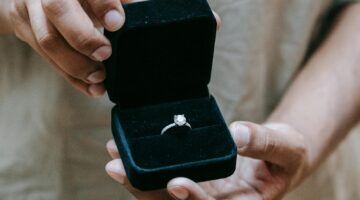 Iemand die een ring aan zijn partner geeft