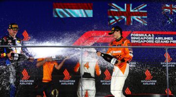 Oscar Piastri op het podium van de Grand Prix van Singapore samen met Max Verstappen en Lando Norris