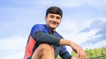 Manchester City verdediger Khusanov poseert voor Puma