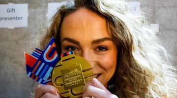 Atlete Lieke Klaver toont haar gouden medaille, gewonnen op de EK indoor in Apeldoorn
