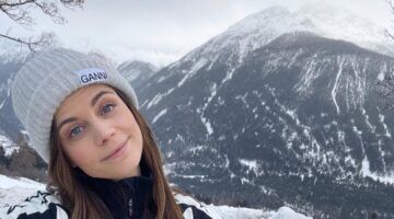 Elise Schaap poseert in de bergen van Zwitserland