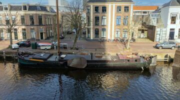 Een woonboot gelegen in Leeuwarden (die te koop staat op Funda)