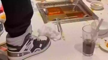 jongens die aan het plassen zijn in de bouillon bij een hotpot restaurant