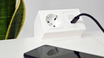 twee stopcontacten, waarvan 1 met een draadje erin (lijkt op sluipverbruik)