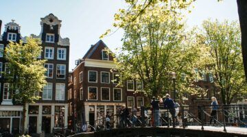 Amsterdam op een zomerse dag waarop de zon schijnt, ideaal om genoeg vitamine D binnen te krijgen