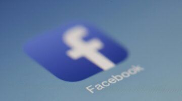 Het Facebook logo op een telefoon. Het bedrijf waar Evaldas Rimsauskas van stal