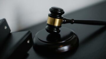 Een rechterhamer, gebruikt bij rechtszaken zoals die van Butselaar