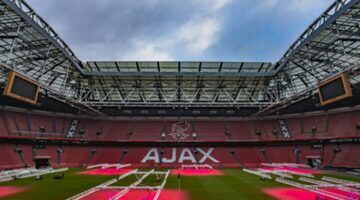 Het stadion van Ajax met het oude clublogo, welke op de geschenken staat, in de tribune
