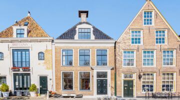 Huizen die opmerkelijk prijzig zijn op de huidige woningmarkt in Nederland.