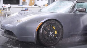 De oude Tesla Roadster die een make-over onderging.