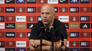 Arne Slot tijdens een persconferentie bij Liverpool