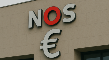 Een illustratie van het logo van de NOS op een kantoor, van wie de topvrouw een hoog salaris verdient