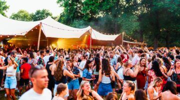 Feestende mensen op TAPT