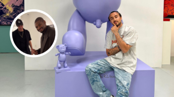 Joseph Klibanksy die poseert in zijn eigen atelier samen met Usher en het kunstwerk dat hij weggeeft.