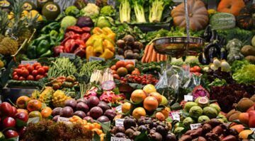 Een markt met verse producten