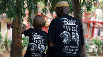 Vader en zoon die T-shirt dragen van de nieuwe Patta x WAF x ADE Collaboration.