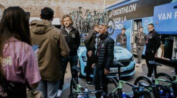 Het team van AG2R verzamelt zich vlak voorafgaand aan een wielerwedstrijd