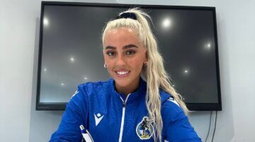 Knappe voetbalster Daisy Ackermann tekent een contact