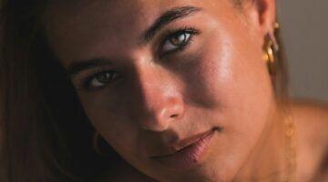 Mooie vrouw die oogcontact maakt