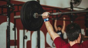 Man aan het liften in de sportschool