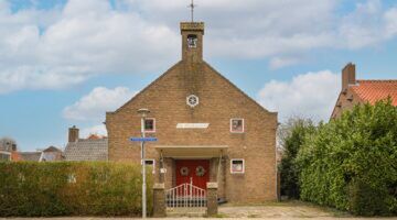 De voorzijde van de voormalige kerk.