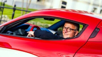 Michel Perridon, de man die een Verstappen-investering afwees, in een rode auto.