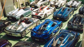 De auto's van Koenigsegg op het veerpont.