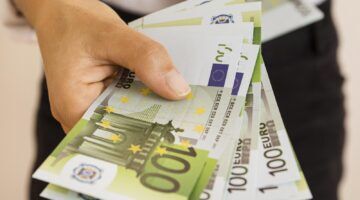 Cashgeld, briefjes van 100 euro. beloningsverschil werknemer baas.