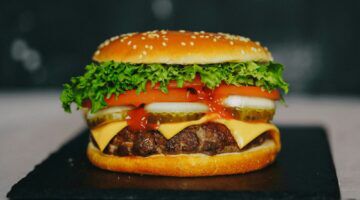 Een burger, dezelfde maaltijd als waarvoor een man een schadevergoeding eist.