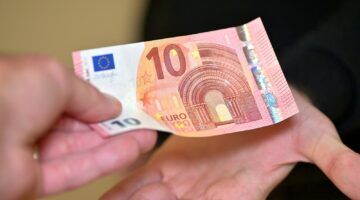 10 euro aan cashgeld, dat moeten we van de Nederlandsche Bank in huis leggen.