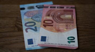 Cashgeld, dat houden huishoudens met een middeninkomen steeds vaker over.