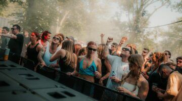 Feestende mensen bij een podium bij Upclose