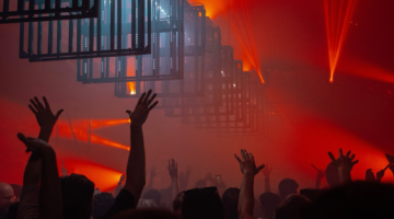 Dansende menigte op AWAKENINGS, een festival dat in 2025 niet is afgelast in Nederland