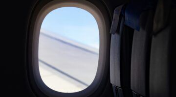 Zitplek bij het raam in het vliegtuig