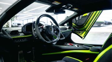 Het interieur van de multicolor Lamborghini die op Marktplaats staat