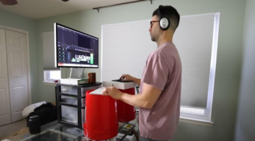 De YouTuber staat achter zijn bureau, want hij mag vijf dagen niet zitten