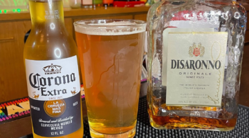 Een flesje Corona en een fles Disaronno