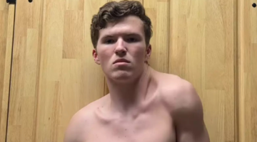 jongen die één kant van zijn lichaam traint