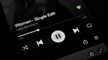 Een telefoon met de app van Spotify geopend