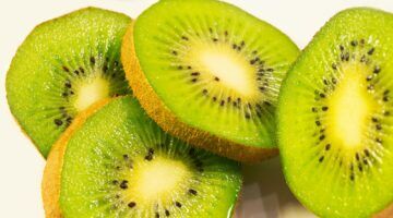 Een kiwi, een soort fruit met veel vitamine C