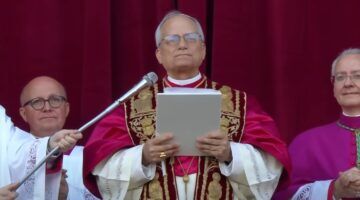 De nieuwe Paus (LEO XIV) die een speech geeft