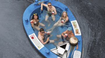 Mensen in een HotTug