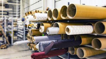 Rollen stof in een fabriek
