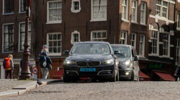 Een taxi in Amsterdam op de weg