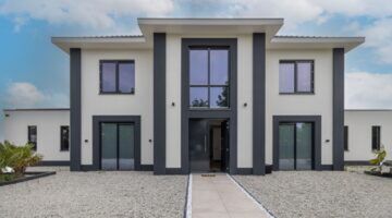 De voorzijde van de villa van Joey Bravo.