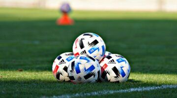 Voetballen. De sport waarbij in de Eredivisie salarisverschil tussen mannen en vrouwen is.